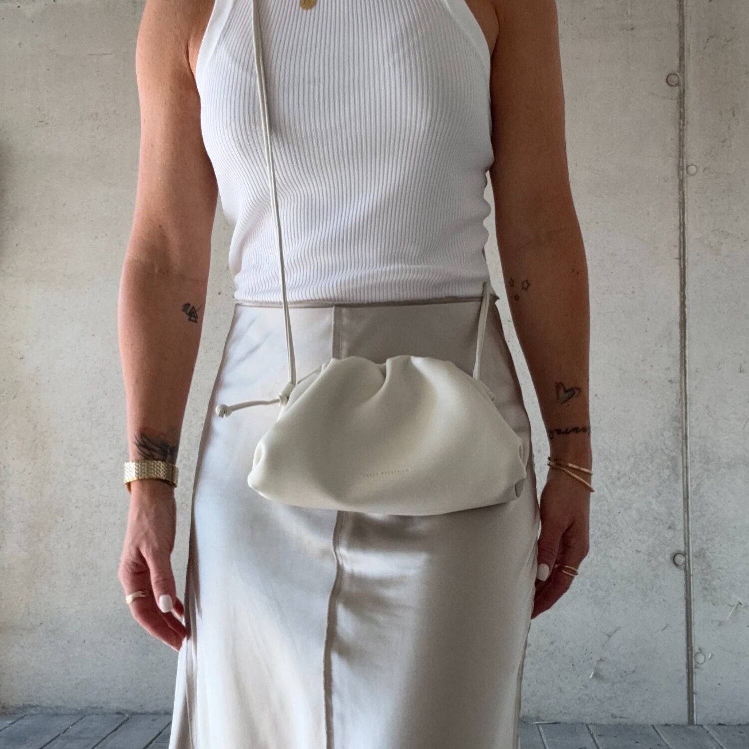 Smetanová malá kožená kabelka Freya Estephan v&nbsp;minimalistickém outfitu